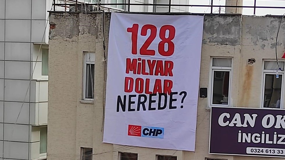 Av. Varal: "CHP&rsquo;nin Tarsus&rsquo;ta astığı "128 milyar dolar nerede?" afişleri talimatla s&ouml;k&uuml;ld&uuml;"