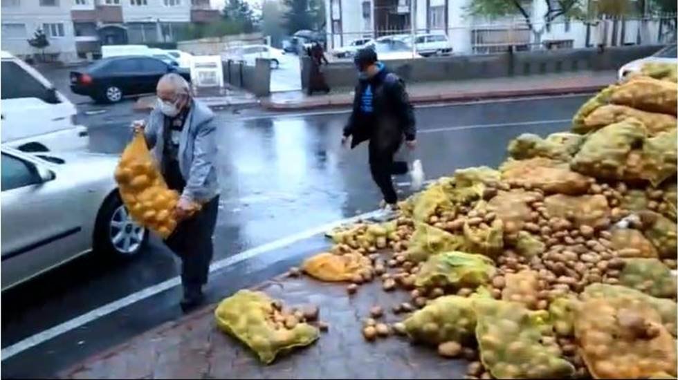 Bedava patatesleri sokak ortasına d&ouml;kt&uuml;ler