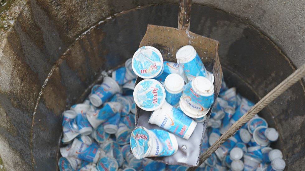 Bu işe belediye ekipleri bile şaştı! Y&uuml;zlerce dolu ayran kutusunu bakın nereye attılar...