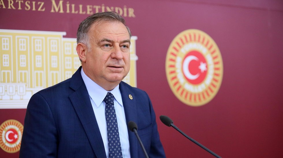 CHP&rsquo;li Zeybek&rsquo;ten &ccedil;ok sert tepki: &ldquo;Bu tam anlamıyla belediye eliyle insan ka&ccedil;ak&ccedil;ılığı.&rdquo;