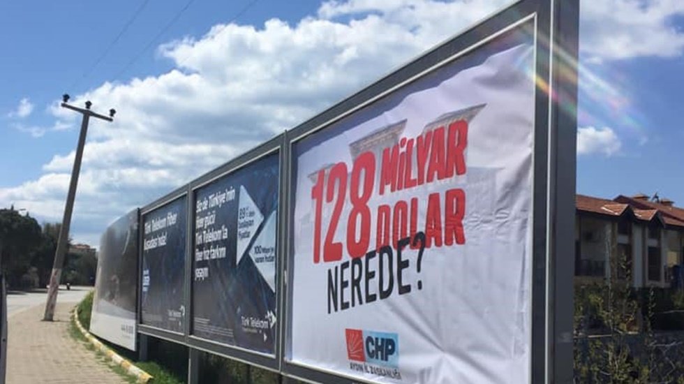 CHP'nin '128 milyar dolar nerede' afişleri Aydın'da da kaldırıldı