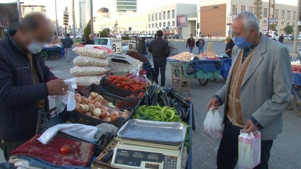 Emeklilerimiz ge&ccedil;inmek i&ccedil;in &ccedil;alışmak zorunda kalıyor