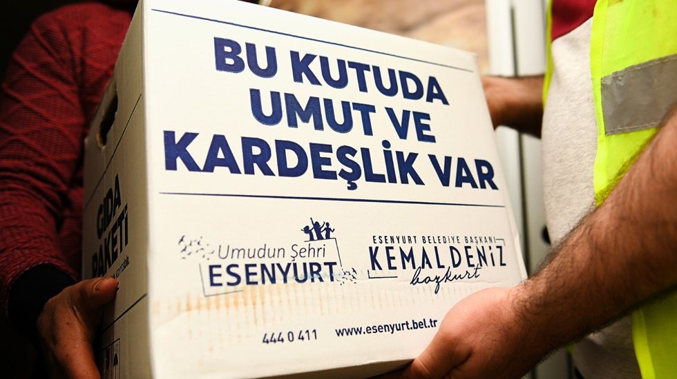 Esenyurt Belediyesi, ihtiyaç sahiplerine gıda kolisi yardımında bulunuyor 