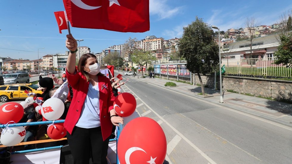 Fatma Kaplan H&uuml;rriyet 23 Nisan&rsquo;ı Tır ile dolaşarak kutladı!