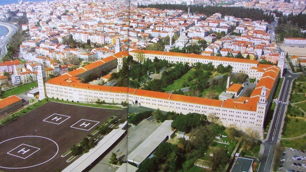 Hazine&rsquo;ye ait taşınmazlar alelacele vakıflara devredildi