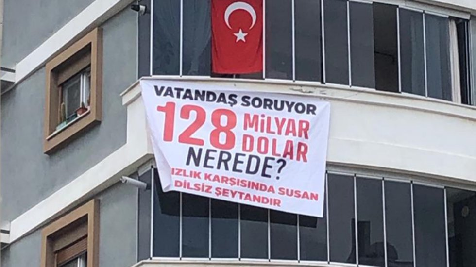 MHP'ye en fazla oyu kazandıran başkan, evine '128 milyar dolar' pankartı astı