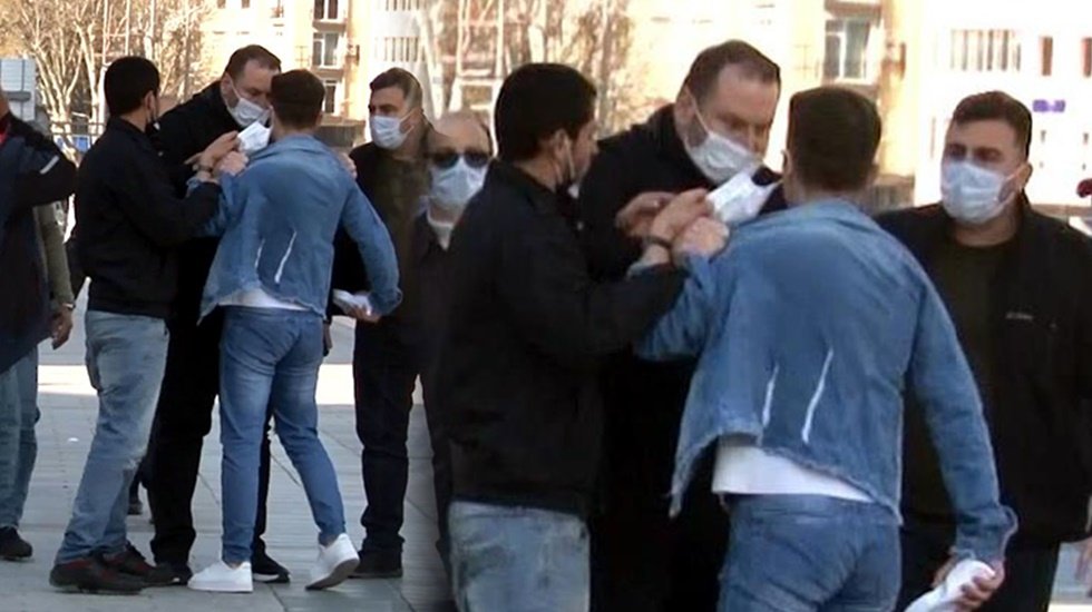 Taksim Meydanı'nın ortasında zabıtadan seyyar satıcıya tokat