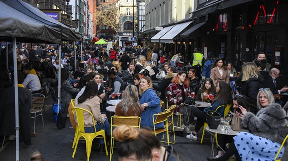 T&uuml;rkiye, kısmen kapanırken İngiltere 100 g&uuml;n sonra a&ccedil;ıldı