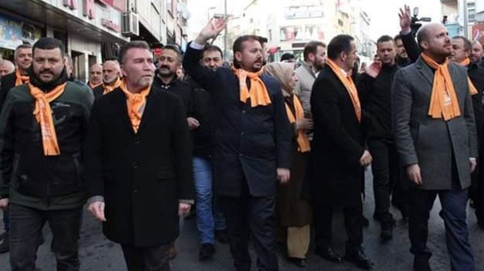 Yurttaşlara silah &ccedil;ekenlerin AKP&rsquo;lilerle fotoğrafları &ccedil;ıktı