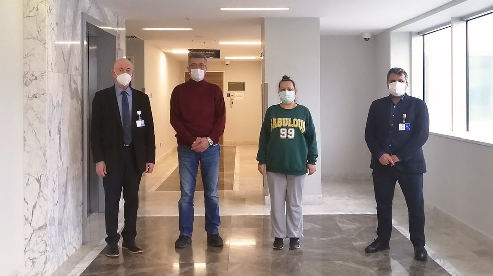 25 yıllık eşine böbreğini verdi