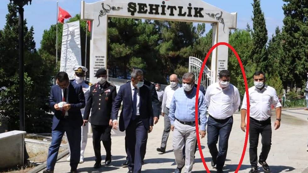 AKP il başkanından elleri arkada şehitlik ziyareti