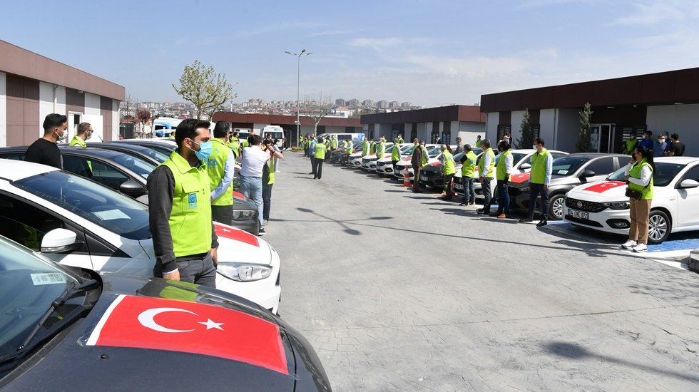 Beylikdüzü ekipleri 30 araçla yardım kolisi dağıtmak üzere yola çıktı