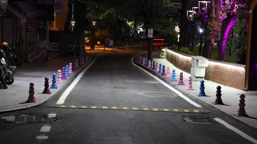 Bu caddeleri gece g&ouml;renler mest oluyor