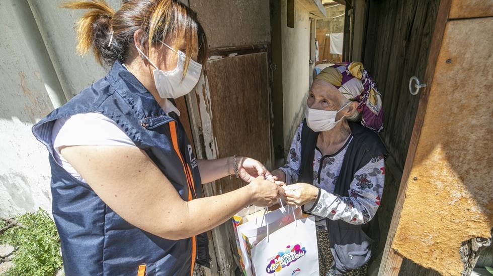 B&uuml;y&uuml;kşehir, bu bayram ilk onların kapısını &ccedil;aldı, hediyeler ulaştırdı