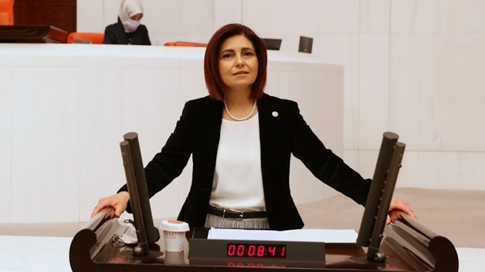 CHP&rsquo;li Emecan Sordu: Hazine arazileri yandaş vakıflara mı verilecek?