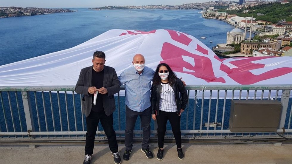 CHP'li vekiller boğaz k&ouml;pr&uuml;s&uuml;nde "128 Milyar Dolar Nerede?" pankartı a&ccedil;tı