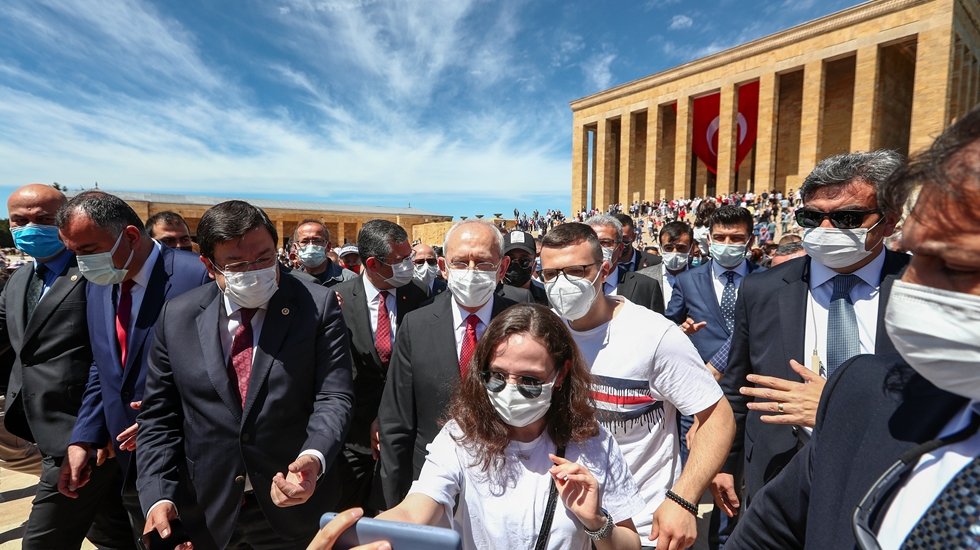CHP lideri, gen&ccedil;lerle birlikte Anıtkabir'i ziyaret etti