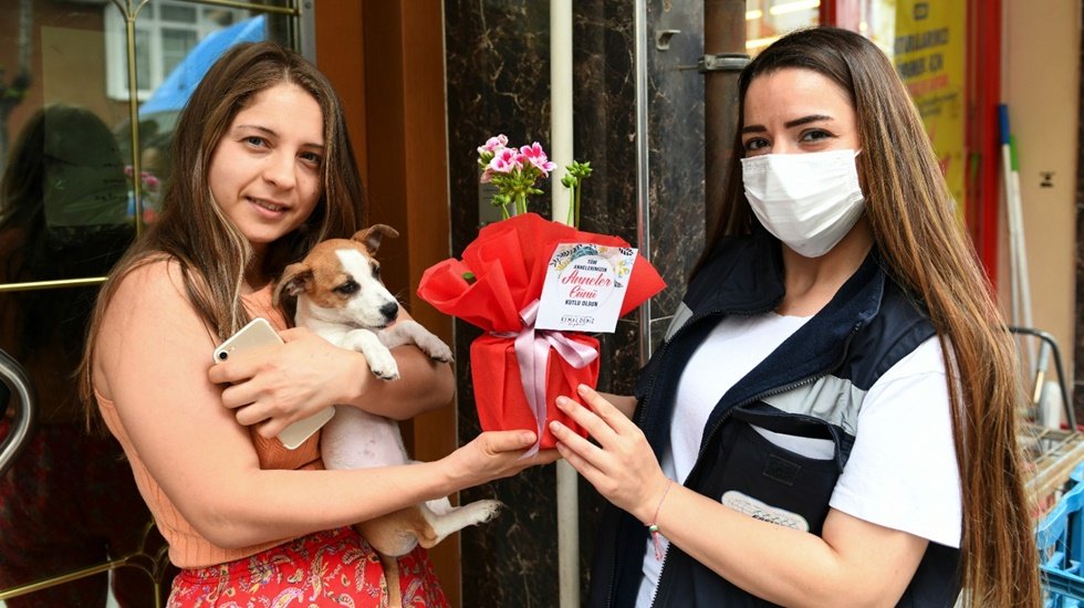 Esenyurt Belediyesi’nden hayvansever annelere süpriz kutlama