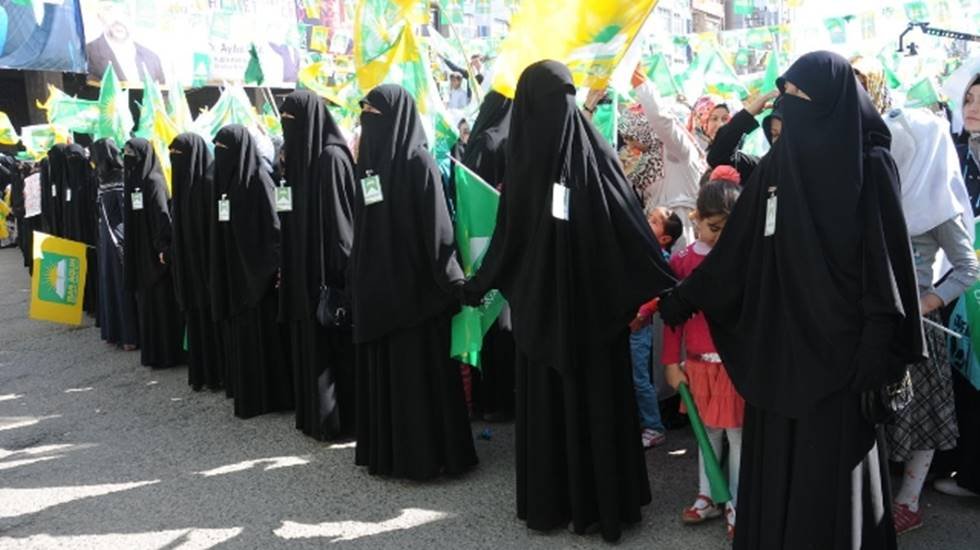 Hizbullah'a yakın H&Uuml;DA-PAR halkı sokağa &ccedil;ağırdı&hellip;
