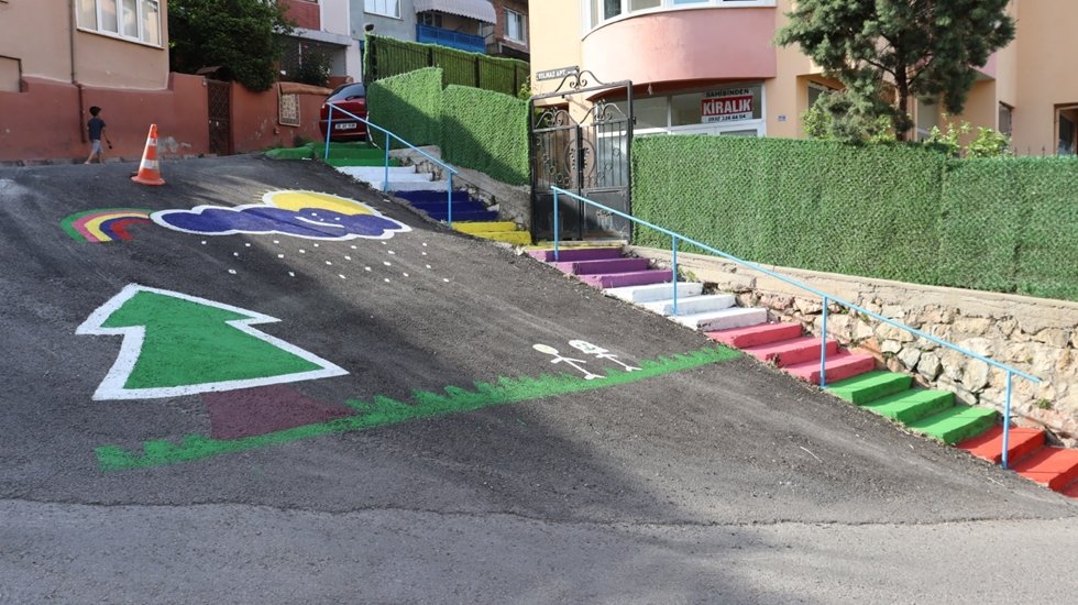 İşçiler asfalta hayallerini resmetti