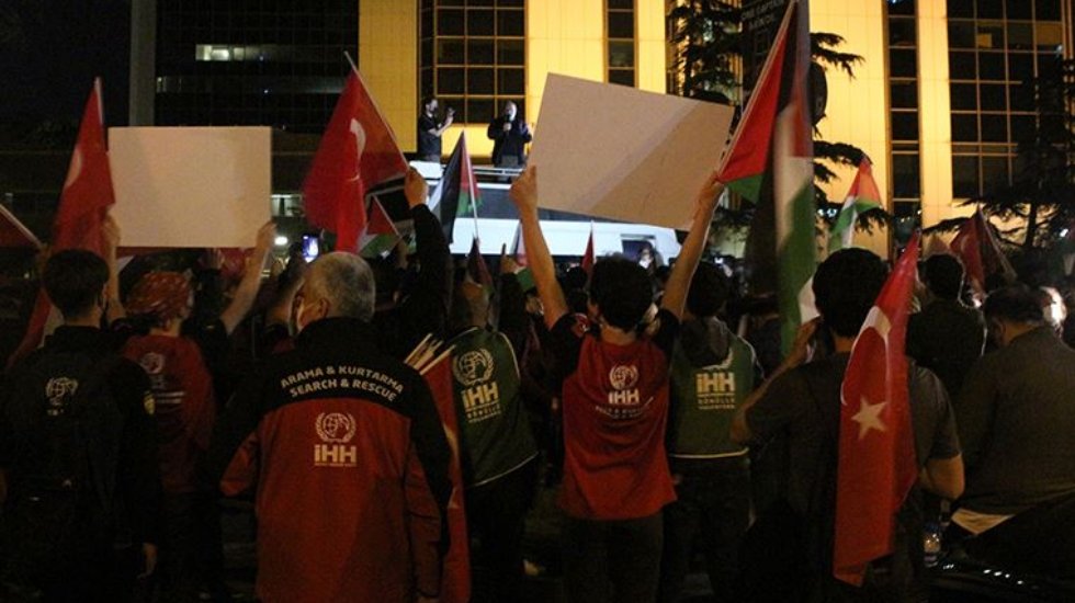 İsrail'in Mescid-i Aksa'daki m&uuml;dahalesi konsolosluk &ouml;n&uuml;nde protesto edildi