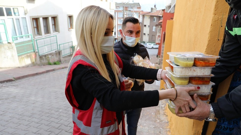 İzmit belediyesi'nden vatandaşın sofrasına sıcak yemek