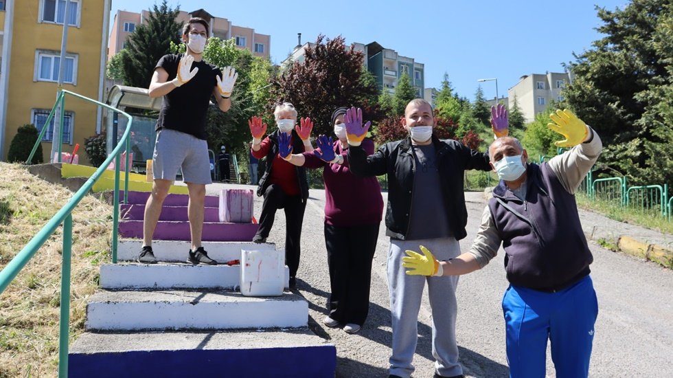 İzmit&rsquo;te boyandık&ccedil;a g&uuml;zelleşen merdivenler