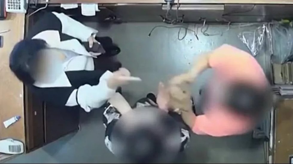 Mağaza personelini tokatlayan B&uuml;y&uuml;kel&ccedil;i eşi diplomatik dokunulmazlığa sığındı