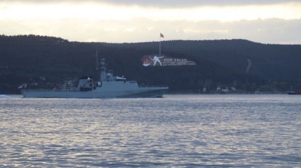 Rus ve İngiliz savaş gemileri peş peşe &Ccedil;anakkale Boğazı&rsquo;ndan ge&ccedil;ti