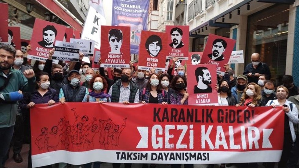 Taksim'de Gezi Direnişi anmak isteyen yurttaşlar polis tarafından engelleniyor