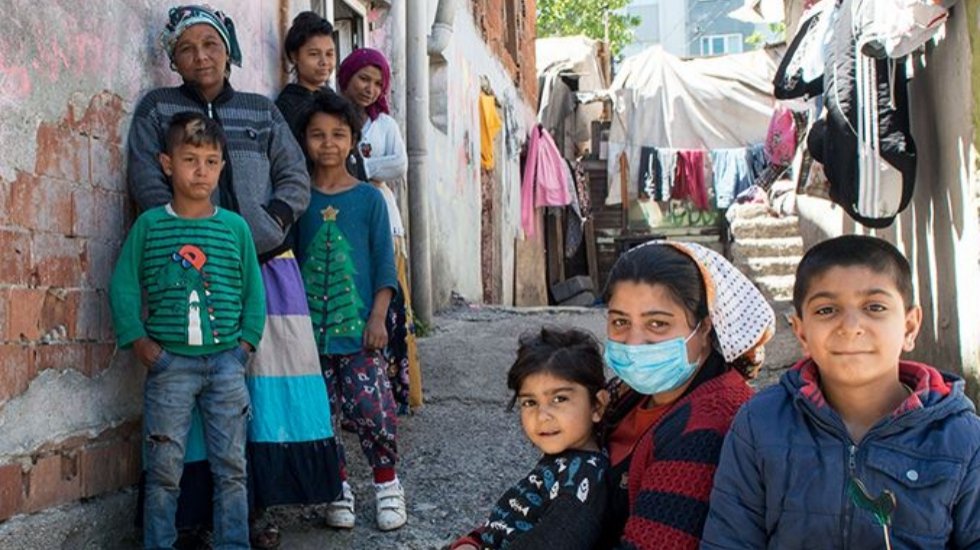 'Tam kapanma' g&uuml;n&uuml;birlik işlerde &ccedil;alışan Romanları da vurdu