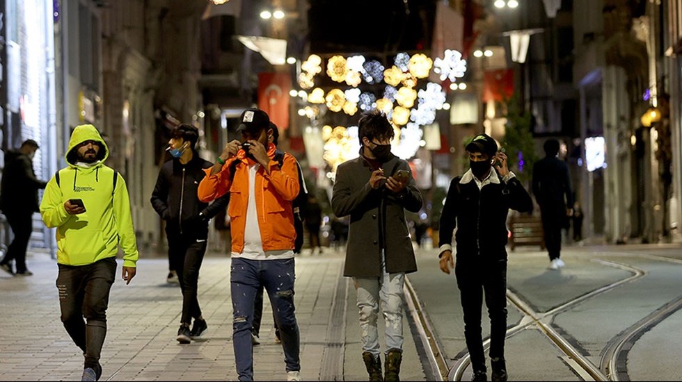 Tam kapanma yasaklarından 'muaf' tutulan turistler d&uuml;nya medyasının g&uuml;ndemine oturdu