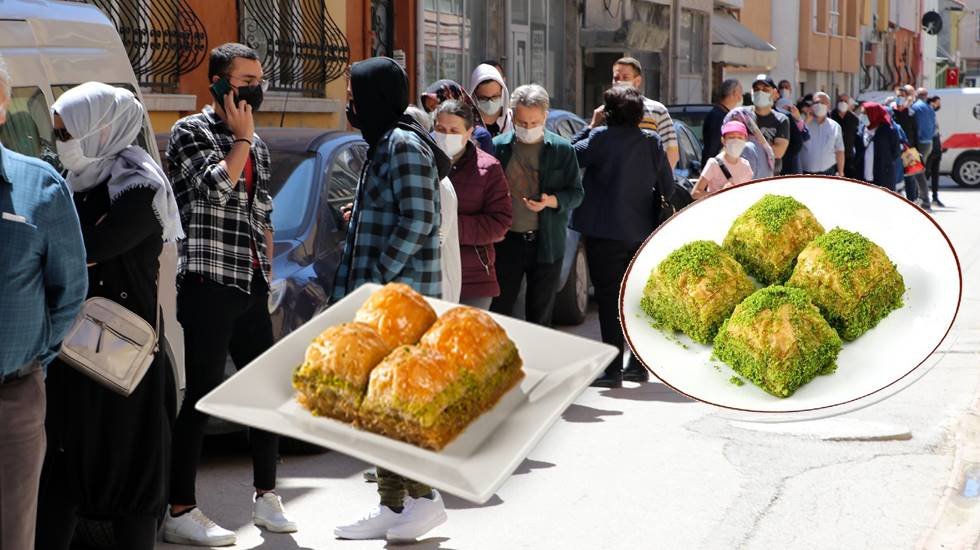 Ucuz baklava i&ccedil;in Pandemiyi unutup sahur vakti kuyruğa girdiler