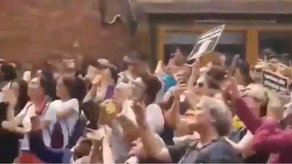 Aşı karşıtları hekimleri hedef aldı: "Aşıyı vuran hekimler yargılanacak"