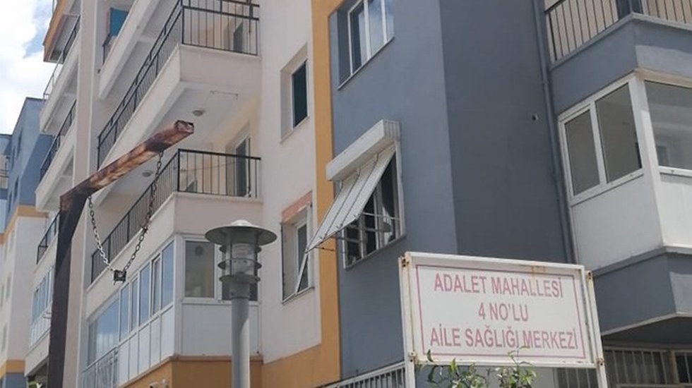 &nbsp;&ldquo;Hasarlı binada sadece Aile Sağlığı Merkezi ile eczane kaldı&rdquo;
