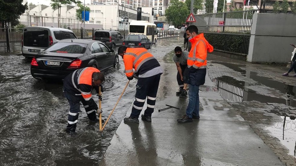 İBB ekiplerinden 18 noktaya acil müdahale