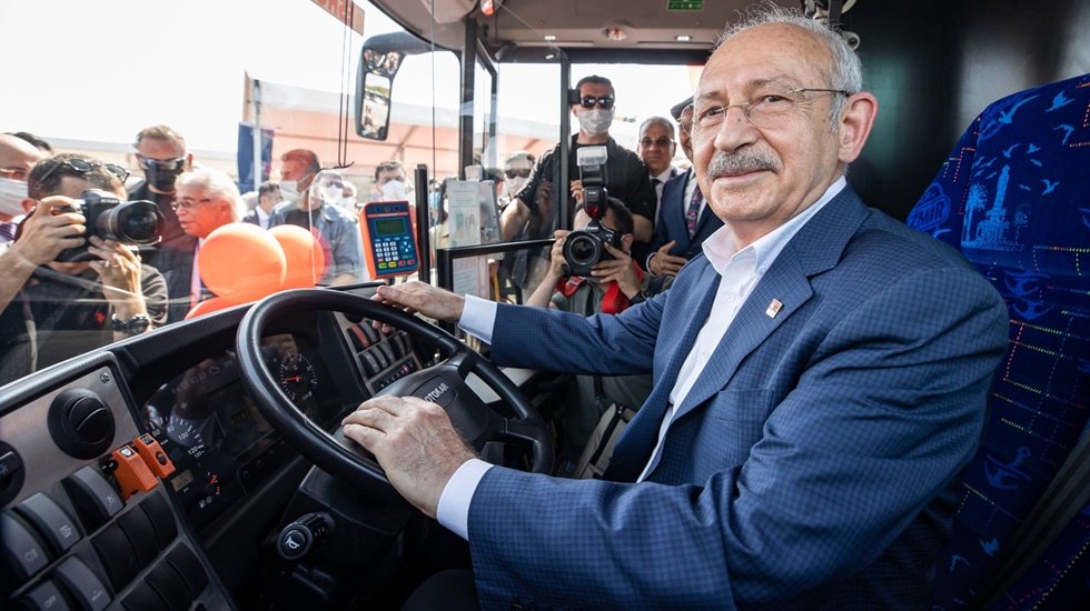 İzmir&rsquo;in ulaşım filosuna y&uuml;zlerce otob&uuml;s daha katıldı