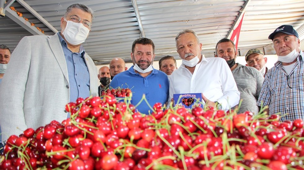 &ldquo;Kiraz tarlada 10 lira marketlerde 30 lira&rdquo;