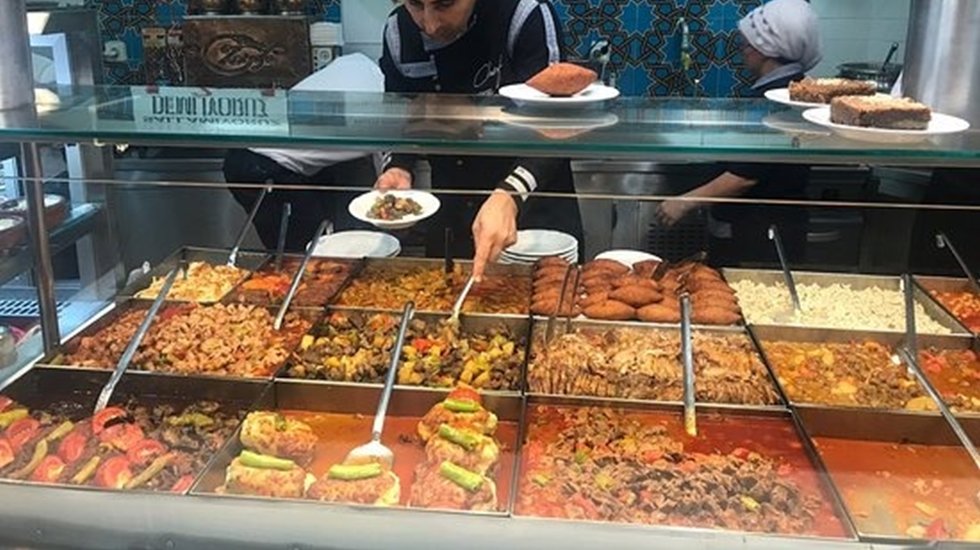 Ramazan nedeni ile öğle yemeği çıkarmayı durdurdu!