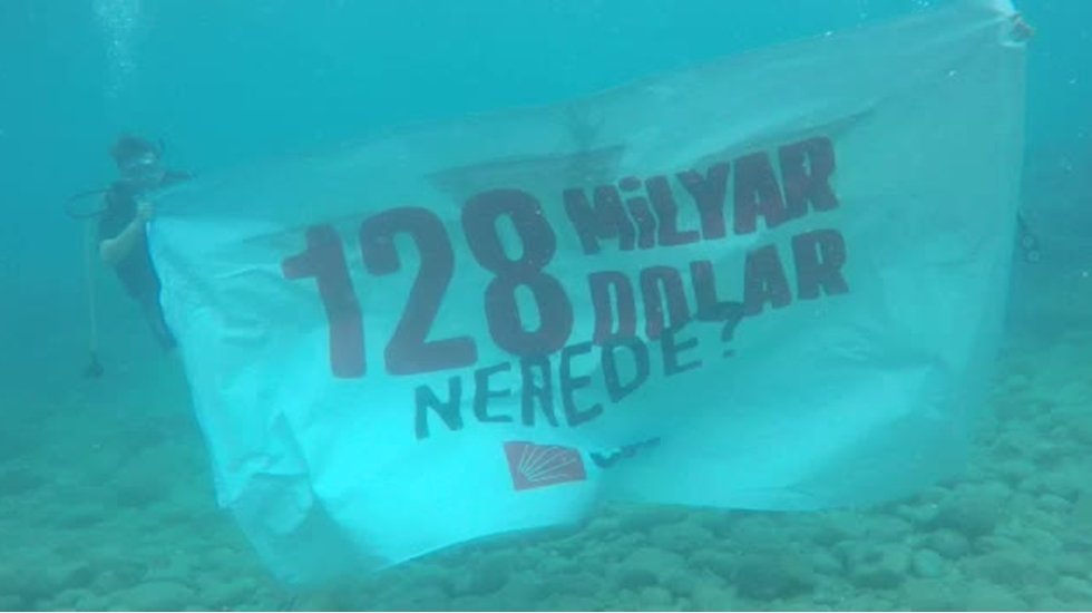 Marmaris'te denizin altında "128 Milyar Dolar Nerede" pankartı