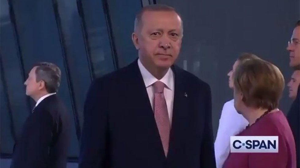 NATO Zirvesi'nde İngilizce 'l&uuml;tfen d&ouml;n&uuml;n' anonsuna bir tek Erdoğan uymadı