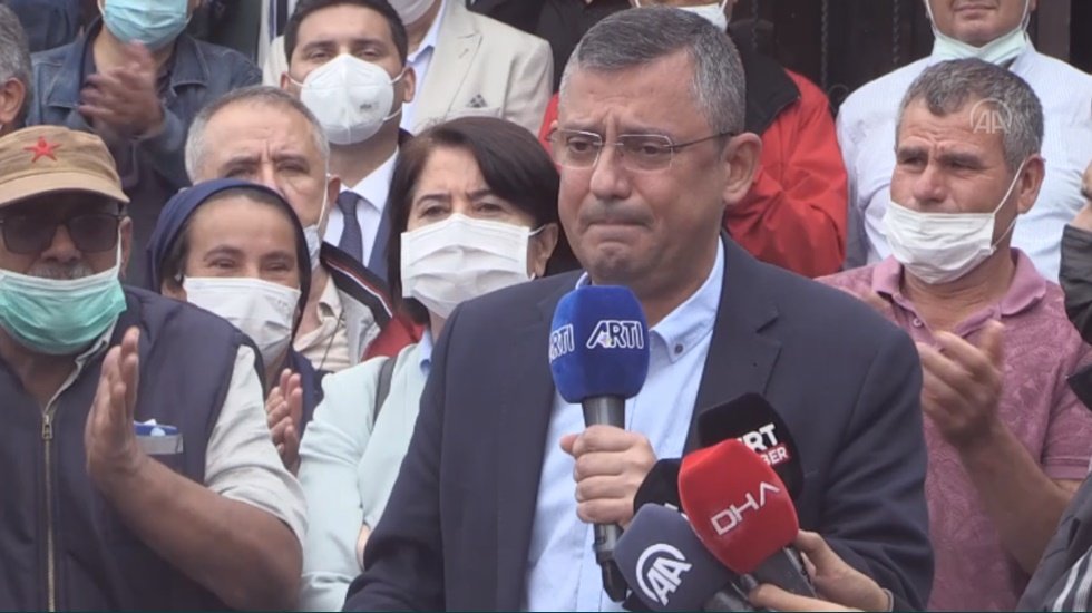 &Ouml;zg&uuml;r &Ouml;zel, konuşma sırasında, g&ouml;zyaşlarını tutamadı
