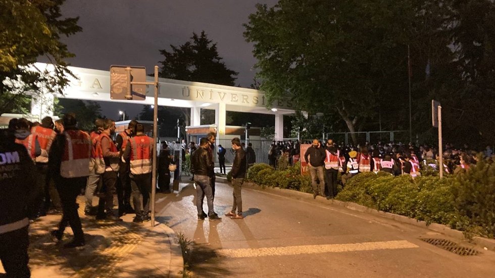 Polis gece yarısı baskınıyla Boğazi&ccedil;ilileri kamp&uuml;sten &ccedil;ıkardı