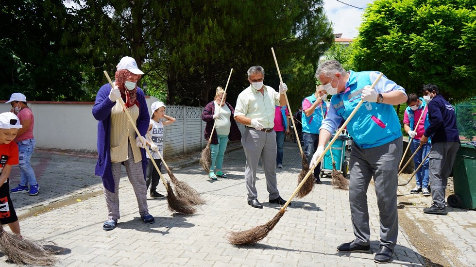 S&uuml;p&uuml;rgeyi kaptılar, sokakları pırıl pırıl yaptılar