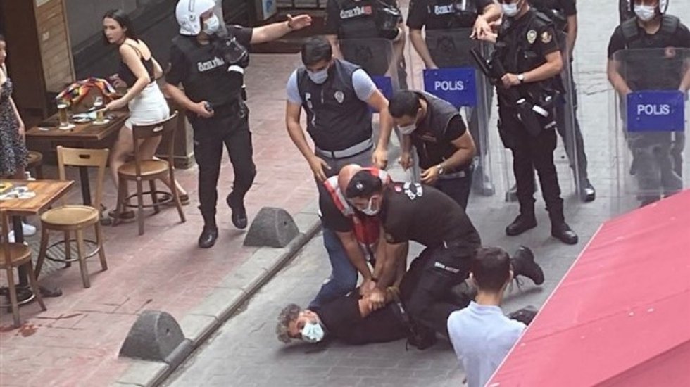 Taksim'de yapılan Onur Y&uuml;r&uuml;y&uuml;ş&uuml;'ne polis m&uuml;dahalesi; g&ouml;zaltılar var