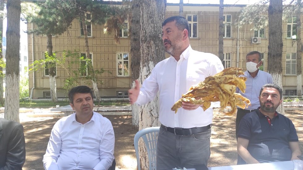 Ağbaba: &ldquo;AKP &uuml;reticiye d&uuml;şman, &ccedil;ok uluslu sigara tekellerine dost&rdquo;