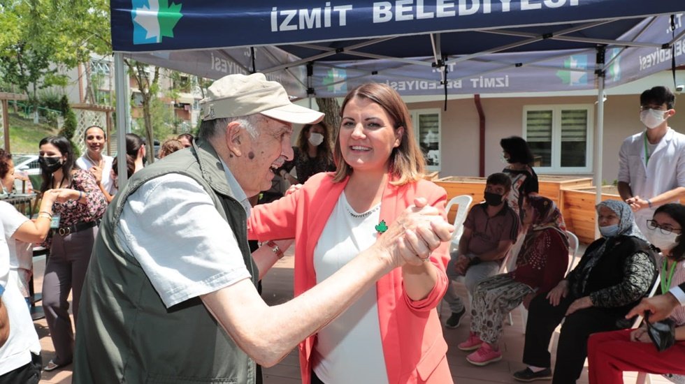 Alzheimer Yaşam Evi’nde insanın içini ısıtan bayramlaşma