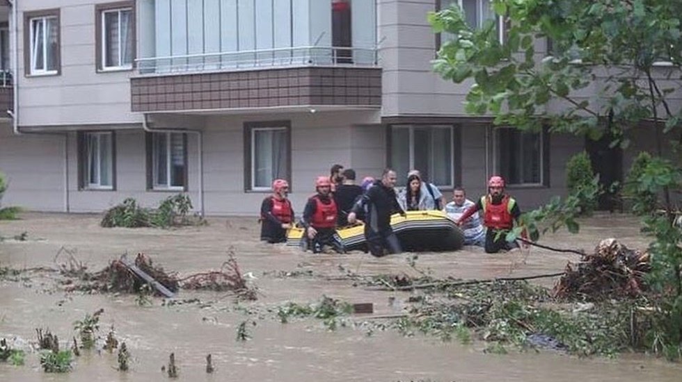 Arhavi sel felaketinde 576 kişi ve 4 k&ouml;pek tahliye edildi