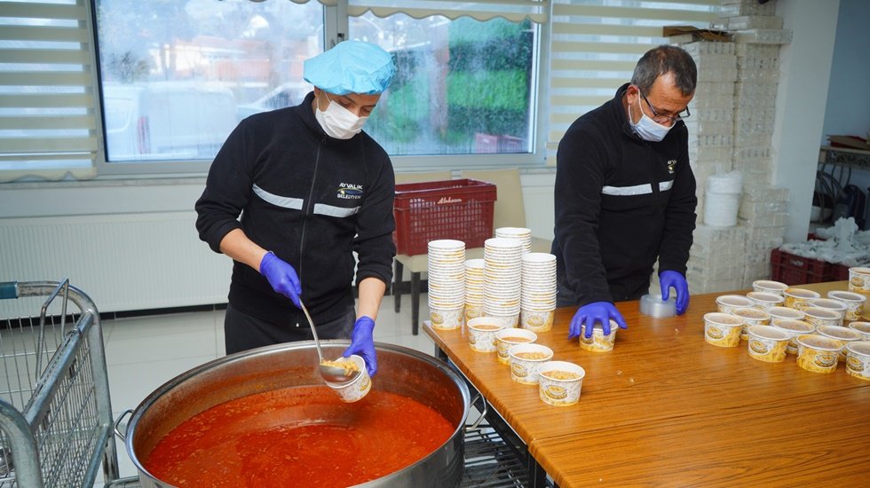 Ayvalık Aşevi&rsquo;ne bağış yarışı