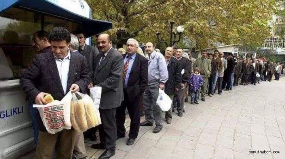 Emekliler ekmek kuyruklarında bekliyor!